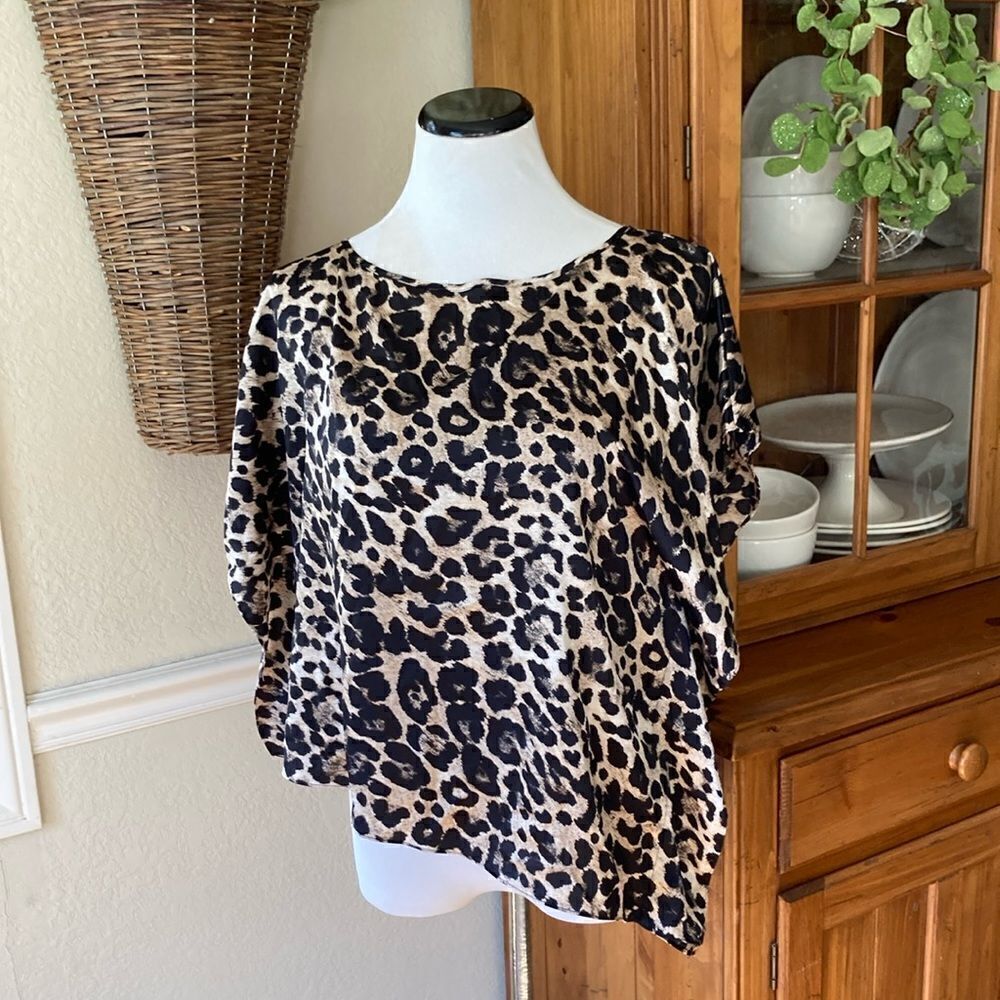 Vince Camuto Oversized Leopard Animal Print Asymmetrical Blouse Size XS